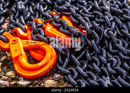 Schwere, dicke Ketten aus Stahl, schwarze Kettenglieder, Orange gestrichenen Haken, Deutschland, Ketten *** Heavy, catene spesse in acciaio, maglie a catena nere, ganci verniciati arancioni, Germania, catene Foto Stock