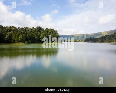 Twin Lakes Lagoon a Sete Cidades. Isola di São Miguel, Azzorre Portogallo Foto Stock