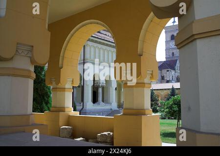 Alba Iulia, Rumänien, Romania; chiostri che circondano la cattedrale ortodossa; Kreuzgänge rund um die orthodox Kathedrale; krużganki przy katedrze Foto Stock