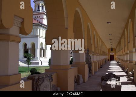 Alba Iulia, Rumänien, Romania; chiostri che circondano la cattedrale ortodossa; Kreuzgänge rund um die orthodox Kathedrale; krużganki przy katedrze Foto Stock