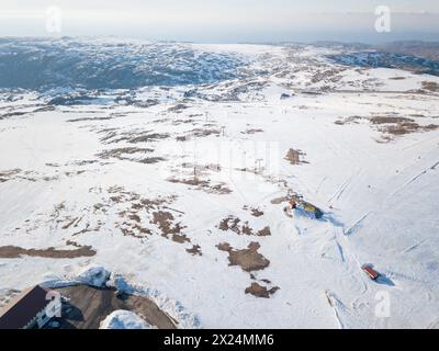 Veduta aerea del paesaggio coperto dalla neve sulla Torre in Serra da Estrela. Famose destinazioni sciistiche in Portogallo. Manteigas, Portogallo Foto Stock