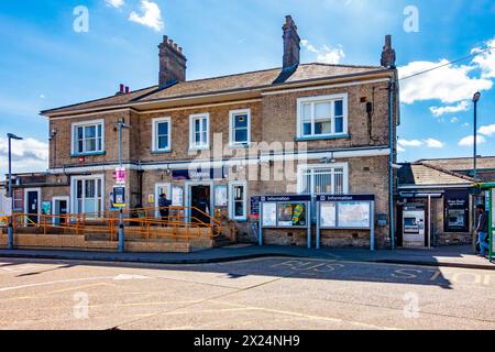 Vista frontale della stazione ferroviaria di Staines-upon-Thames nel Surrey, Regno Unito Foto Stock