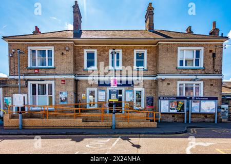 Vista frontale della stazione ferroviaria di Staines-upon-Thames nel Surrey, Regno Unito Foto Stock