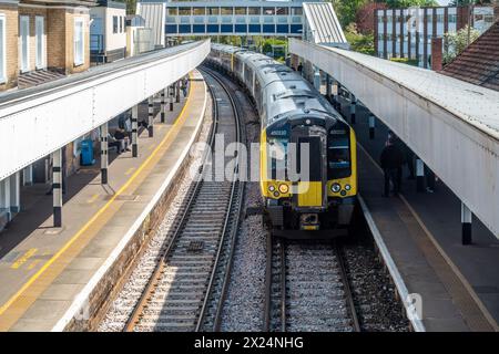 Un treno attende al binario della stazione ferroviaria di Staines-upon-Thames Foto Stock