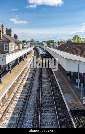 Un treno passa attraverso la stazione ferroviaria di Staines-upon-Thames nel Surrey, Regno Unito Foto Stock