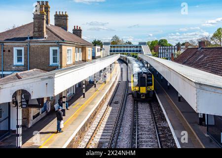 Un treno attende al binario della stazione ferroviaria di Staines-upon-Thames Foto Stock