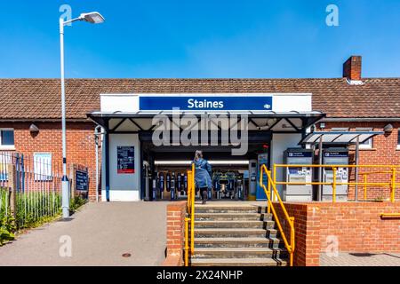 L'ingresso posteriore alla stazione ferroviaria di Staines-upon-Thames nel Surrey, Regno Unito Foto Stock