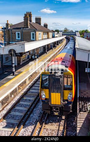 Un treno attende al binario della stazione ferroviaria di Staines-upon-Thames Foto Stock