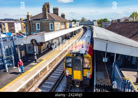 Un treno attende al binario della stazione ferroviaria di Staines-upon-Thames Foto Stock