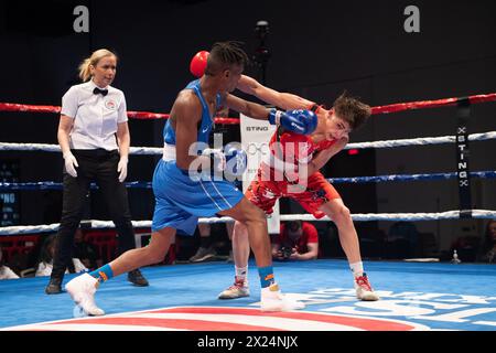 Pueblo, Colorado, Stati Uniti. 19 aprile 2024. Terry Washington degli Stati Uniti (Blue) scambia colpi con JYE Dixon dell'Australia (Red) e vince la sua semifinale nella classe maschile 51 kg. Crediti: Casey B. Gibson/Alamy Live News Foto Stock