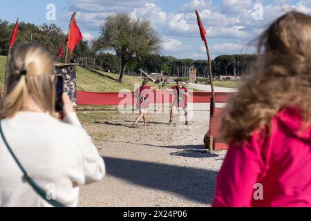 Roma, Italia. 19 aprile 2024. Messa in scena di rievocazioni storiche per il 2777° anniversario della fondazione di Roma (foto di Matteo Nardone/Pacific Press/Sipa USA) crediti: SIPA USA/Alamy Live News Foto Stock