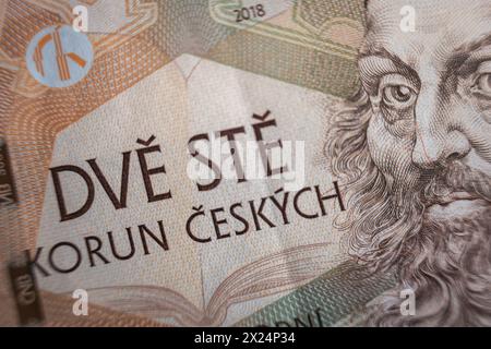 Primo piano sul concetto di inflazione economica delle banconote della dve ste Koruna ceca nella repubblica ceca Foto Stock