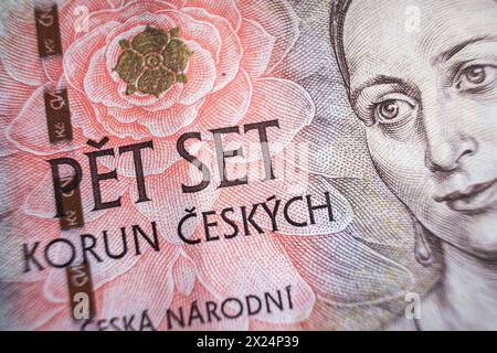 Primo piano sul concetto di inflazione economica delle banconote della corona ceca nella repubblica Ceca Foto Stock