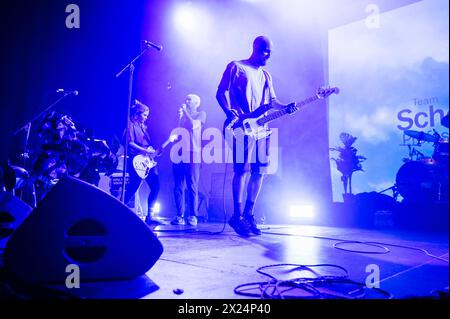 Konzert von Team Scheisse a Berlino am 19.04.2024 spielte die Punkband Team Scheisse ein Konzert in der ausverkauften Berliner Columbiahalle., Berlin Berlin Deutschland Neukölln *** Team Scheisse concerto a Berlino il 19 04 2024 il gruppo punk Team Scheisse ha suonato un concerto nella Columbiahalle di Berlino , Berlino Berlino Germania Neukölln Foto Stock