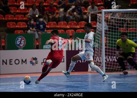 Bangkok, Bamgkok, Thailandia. 19 aprile 2024. Bangkok: I quarti di finale dell'AFC Futsal Asian Cup Thailand 2024 con un gruppo A venerdì 19 aprile 2024 tra la nazionale thailandese di futsal (magliette rosse) incontra la nazionale birmana di futsal (maglia bianca), allo Hua Mak Indoor Stadium, Ramkhamhaeng Road. Thailandia a tempo pieno 5 - 0 Myanmar. (Credit Image: © Teera Noisakran/Pacific Press via ZUMA Press Wire) SOLO PER USO EDITORIALE! Non per USO commerciale! Foto Stock