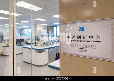 Wageningen, Paesi Bassi. 18 aprile 2024. Questa foto mostra lo Yili European Innovation Center presso la Wageningen University & Research (WUR) a Wageningen, Paesi Bassi, 18 aprile 2024. A partire dai 10 anni, il primo centro cinese di ricerca e sviluppo nel settore lattiero-caseario all'estero introduce nuovi aggiornamenti credito: Meng Dingbo/Xinhua/Alamy Live News Foto Stock