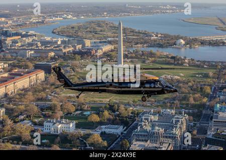 25 marzo 2024 - Washington, District of Columbia, USA - Capitano dell'esercito americano Chris Bissett e Warrant Officer Eric Mendoza, piloti, e il sergente dello staff dell'esercito statunitense Daniel Pechacek, capo dell'equipaggio, tutti assegnati alla compagnia Alpha, 12th Aviation Battalion, la Brigata dell'aviazione dell'esercito, pilotano un elicottero VH-60M Black Hawk oltre la Casa Bianca, Washington, DC, 25 marzo 2024. Il 12th Aviation Battalion utilizza il VH-60M Gold top Black Hawks per condurre il trasporto aereo prioritario a sostegno della dirigenza senior del Dipartimento dell'Esercito e di altri alti funzionari del Dipartimento della difesa. (Immagine di credito: © Nicholas Priest/U.S. Aria F Foto Stock