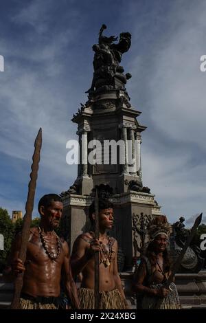 Manaus, Brasile. 19 aprile 2024. AM - MANAUS - 04/19/2024 - MANAUS, AMAZONAS, GIORNATA DEI POPOLI INDIGENI - popolazione indigena in largo de Sao Sebastiao, centro della città di Manaus, nel pomeriggio di questo venerdì (19) durante un evento in occasione della giornata dei popoli indigeni in Brasile. L'atto è stato segnato da proteste contro l'arco temporale, l'esplorazione dei metalli nelle terre indigene e altre questioni, che fanno parte della lotta dei popoli originari del paese. Foto: Suamy Beydoun/AGIF credito: AGIF/Alamy Live News Foto Stock