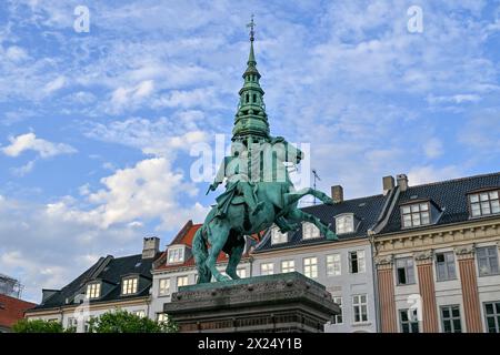 Copenaghen, Danimarca - 15 luglio 2023: Monumento al vescovo Absalon a copenaghen. Absalon (1128-1201), arcivescovo danese, fu il più stretto consigliere di re V. Foto Stock