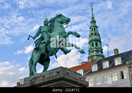 Copenaghen, Danimarca - 15 luglio 2023: Monumento al vescovo Absalon a copenaghen. Absalon (1128-1201), arcivescovo danese, fu il più stretto consigliere di re V. Foto Stock