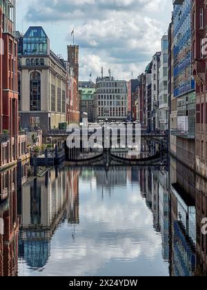 Facciate storiche nel centro della città presso il canale Bleichenfleet di Amburgo, Germania. Foto Stock