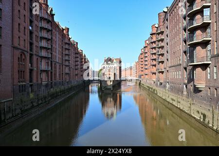 Vista del famoso quartiere dei magazzini Speicherstadt di Amburgo in una giornata di sole d'estate, Amburgo, Germania Foto Stock