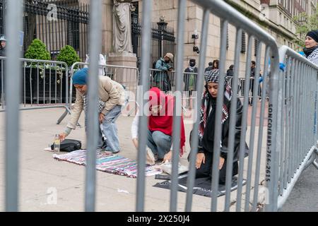 Le donne pregano durante la protesta pro-palestinese alla Columbia University di New York il 19 aprile 2024 come parte della "marcia per la dismissione" Foto Stock