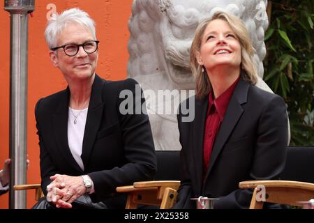 HOLLYWOOD, CALIFORNIA - 19 APRILE: Jamie Lee Curtis, Jodie Foster al TCM, ospita la cerimonia Handprint and Footprint in onore di Jodie Foster al TCL Chinese Theatre IMAX di Hollywood, California, il 19 aprile 2024. Crediti : Faye Sadou/MediaPunch Foto Stock