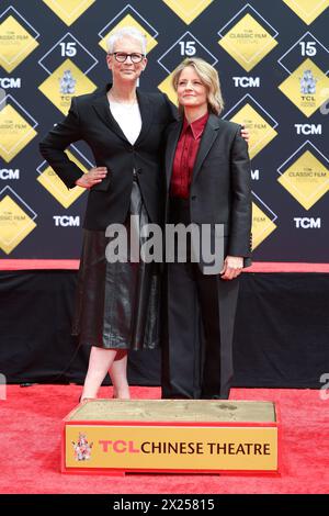 19 aprile 2024, Los Angeles, California, Stati Uniti: LOS ANGELES, CA - 19 APRILE 2024: Jamie Lee Curtis, Jodie Foster in una cerimonia che onora Jodie Foster con impronte di mani e piedi al TCL Chinese Theatre IMAX. (Credit Image: © Nina Prommer/ZUMA Press Wire) SOLO PER USO EDITORIALE! Non per USO commerciale! Foto Stock