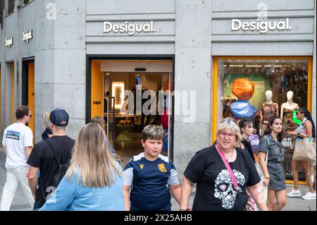 Madrid, Spagna. 16 settembre 2023. I pedoni passano accanto al negozio spagnolo di abbigliamento Desigual in Spagna. (Foto di Xavi Lopez/SOPA Images/Sipa USA) credito: SIPA USA/Alamy Live News Foto Stock