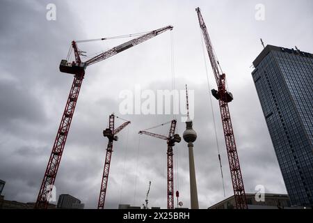 Berlino, Germania. 20 aprile 2024. Di fronte alla torre della televisione ci sono diverse gru da costruzione. Crediti: Christophe Gateau/dpa/Alamy Live News Foto Stock