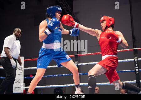 Pueblo, Colorado, Stati Uniti. 19 aprile 2024. Scarlett Delgado del Canada (Red) sconfigge Kayla Gomez degli Stati Uniti (Blue) nelle semifinali della classe femminile 54 kg. Crediti: Casey B. Gibson/Alamy Live News Foto Stock