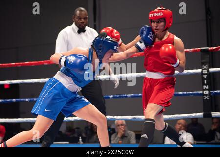 Pueblo, Colorado, Stati Uniti. 19 aprile 2024. Scarlett Delgado del Canada (Red) sconfigge Kayla Gomez degli Stati Uniti (Blue) nelle semifinali della classe femminile 54 kg. Crediti: Casey B. Gibson/Alamy Live News Foto Stock