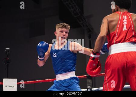 Pueblo, Colorado, Stati Uniti. 19 aprile 2024. Owain Harris di Gran Bretagna (Blue) sconfigge Francis Stewart degli Stati Uniti (Red) nelle semifinali della classifica maschile di 57 kg. Crediti: Casey B. Gibson/Alamy Live News Foto Stock