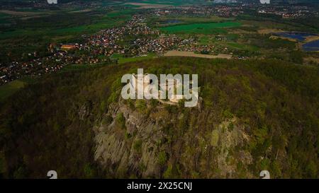 Una vista aerea cattura il castello medievale di Chojnik in cima a una montagna nella catena montuosa di Karkonosze. L'antica fortezza si erge orgogliosamente in mezzo al panoramico lan Foto Stock