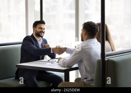 Positivo fiducioso giovane avvocato indiano in causa formale dando consulenza Foto Stock