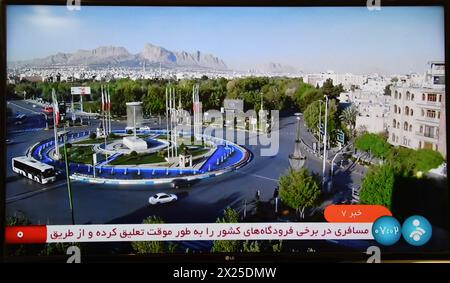 Teheran/Gerusalemme. 19 aprile 2024. Questa foto scattata il 19 aprile 2024 mostra uno schermo che mostra filmati in diretta trasmessi dalla televisione di stato iraniana dall'area urbana di Isfahan, Iran. Crediti: Shadati/Xinhua/Alamy Live News Foto Stock