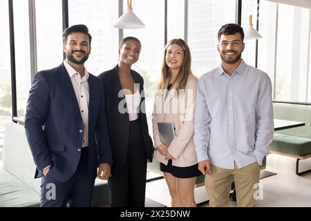 Felice team multietnico di giovani colleghi d'affari in piedi per il ritratto Foto Stock