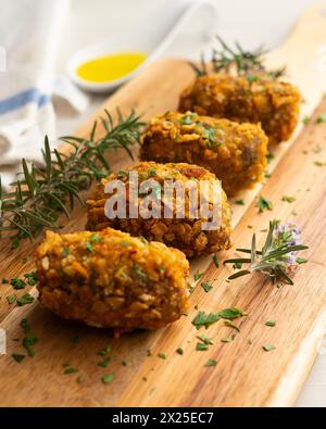 Crocchette di melanzane e mele. Tradizionale ricetta di tapa della gastronomia spagnola. Foto Stock