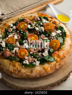 Pizza napoletana con salsiccia e spinaci. Foto Stock