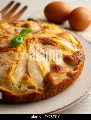 Pan di Spagna con pera e yogurt. Deliziosa ricetta tradizionale italiana. Foto Stock