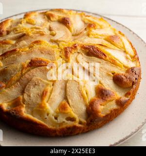 Pan di Spagna con pera e yogurt. Deliziosa ricetta tradizionale italiana. Foto Stock