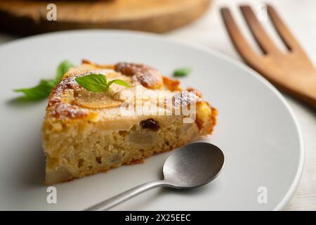 Pan di Spagna con pera e yogurt. Deliziosa ricetta tradizionale italiana. Foto Stock