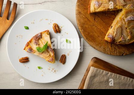 Pan di Spagna con pera e yogurt. Deliziosa ricetta tradizionale italiana. Foto Stock