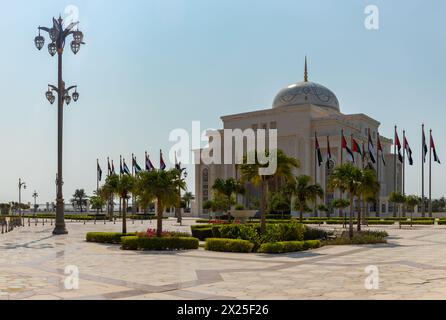 Un'immagine della più lontana porta di Qasr al Watan affiancata da numerose bandiere degli Emirati Arabi Uniti. Foto Stock