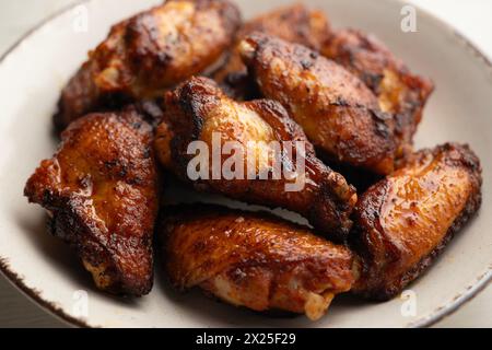 Ali di pollo marinate con spezie in un ristorante americano. Foto Stock