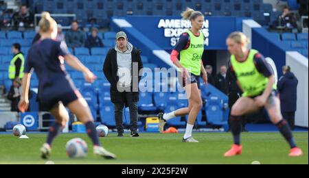 Brighton, Regno Unito. 19 aprile 2024. Il manager dell'Everton Brian Sorensen guarda i suoi giocatori scaldarsi durante la partita di Super League femminile tra Brighton & Hove `Albion e Everton all'American Express Stadium. Crediti: James Boardman/Alamy Live News Foto Stock