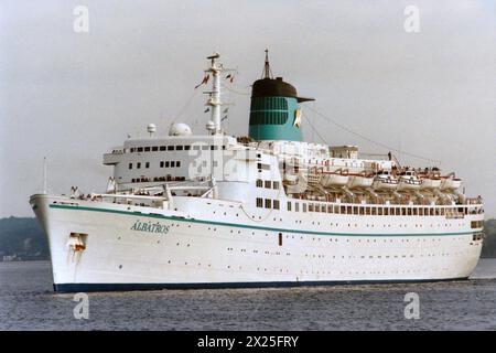 Kreuzfahrt- Archiv - weltweit alte Kreuzfahrtschiffe im Nord-Ostsee Kanal oder in der Kieler Foerde im Bundesland Schleswig-Holstein in Deutschland. U.B.z. MS Albatros Oktober 1996 Kreuzfahrtschiff *** Archivio crociere in tutto il mondo vecchie navi da crociera nel Canale del Mar Baltico settentrionale o nel Kieler Foerde nello stato federale Schleswig Holstein in Germania, ad esempio MS Albatros ottobre 1996 nave da crociera Foto Stock