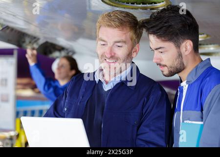 Due meccanici a lavorare su un velivolo di piccole dimensioni Foto Stock