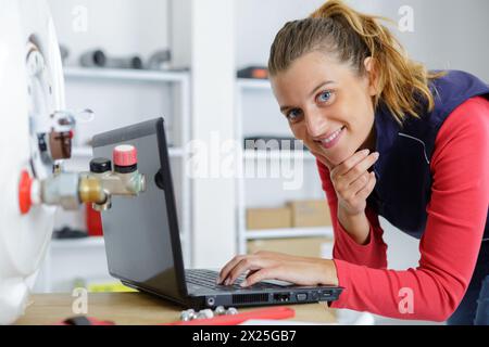 una lavoratrice donna che utilizza un notebook Foto Stock